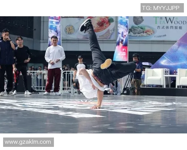 足球球星街舞挑战赛:突破自我与足球之外的无限可能 足球球星街舞挑战赛:突破自我与足球之外的无限可能