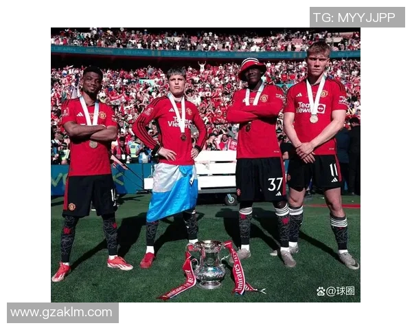 足球球星展示酷炫刺青细节引发球迷热议彰显个性与力量 足球球星展示酷炫刺青细节引发球迷热议彰显个性与力量